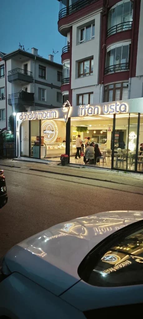 Akşam saatlerinde Karapürçek Merkez Şube cephesi